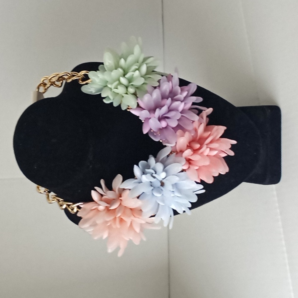Costume Jewelry Beaded Floral Necklace